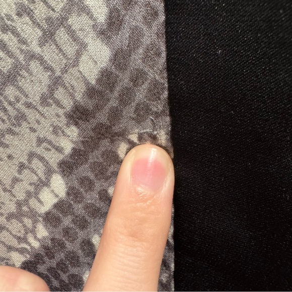 Diane von Furstenberg Lane Silk Chiffon Snake Print Blouse‎ – Size 2 - Picture 11 of 14